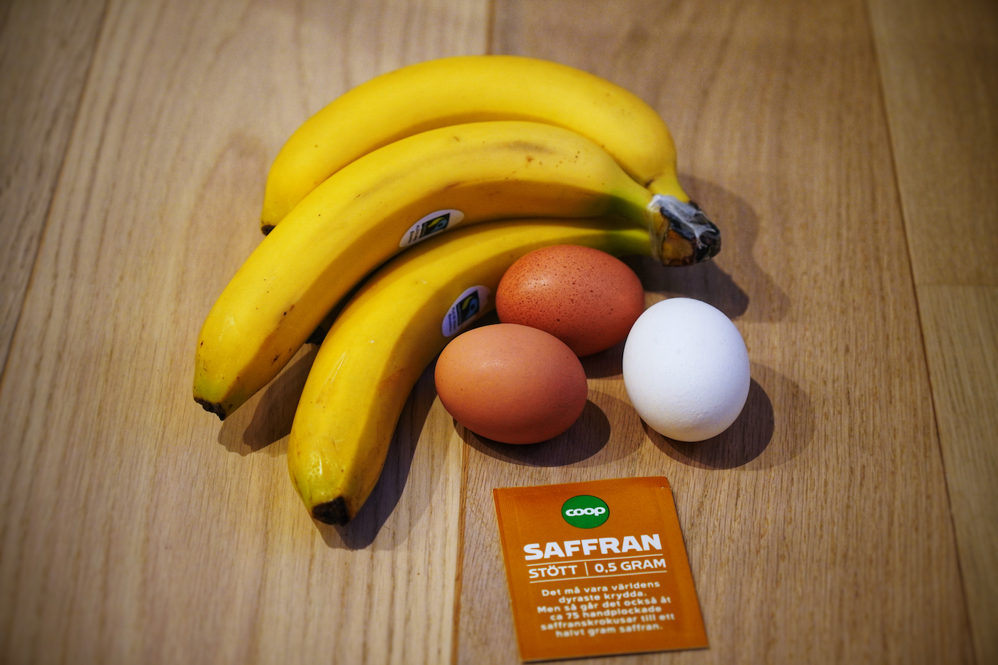 The ingredients for banana and saffron pancakes