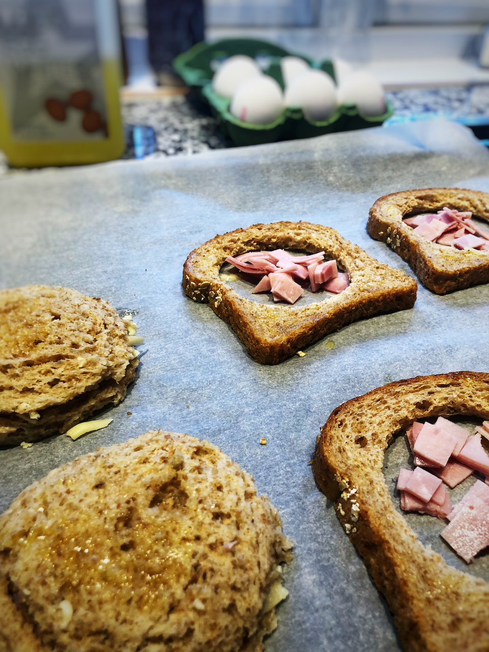 Cut up the rest of the ham and put in in the middle of the 2 bread slices (on top of each other) on a baking sheet